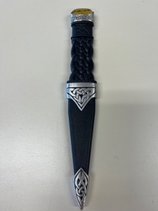 04-038 Sgain Dubh with topaz stone top and celtic knots.